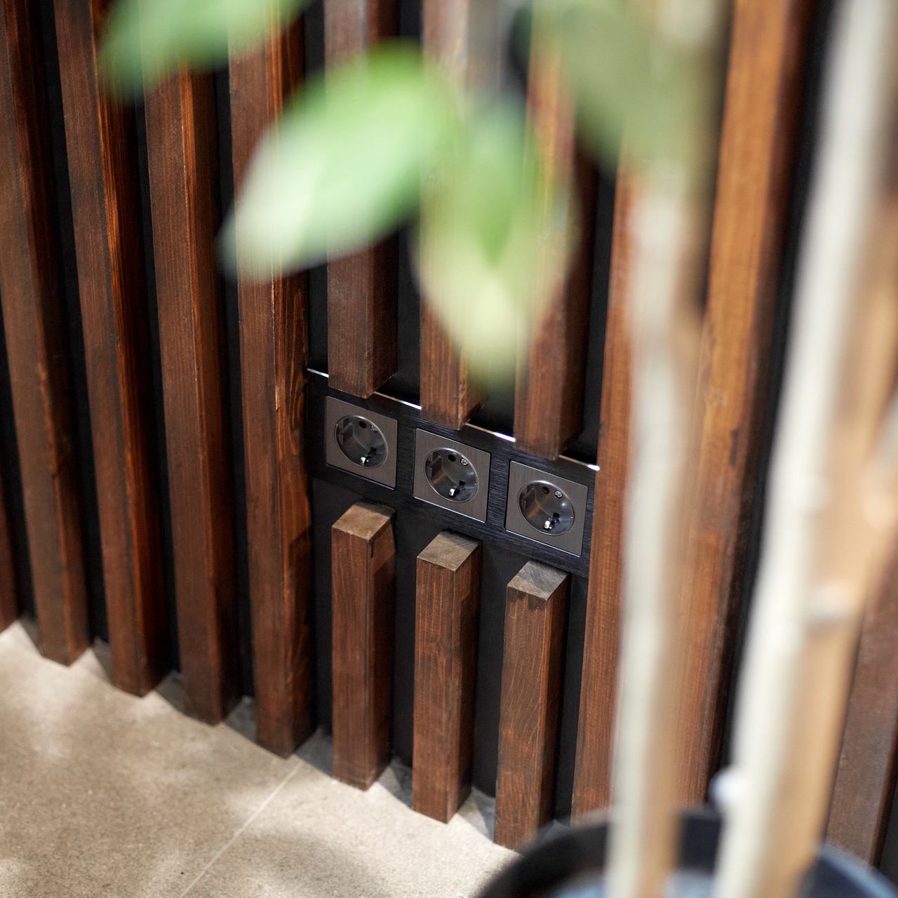 Розетка с заземлением и шторками (графит рифленый) a050750, W1171104 (Werkel, 4690389158636) - Amppa.ru