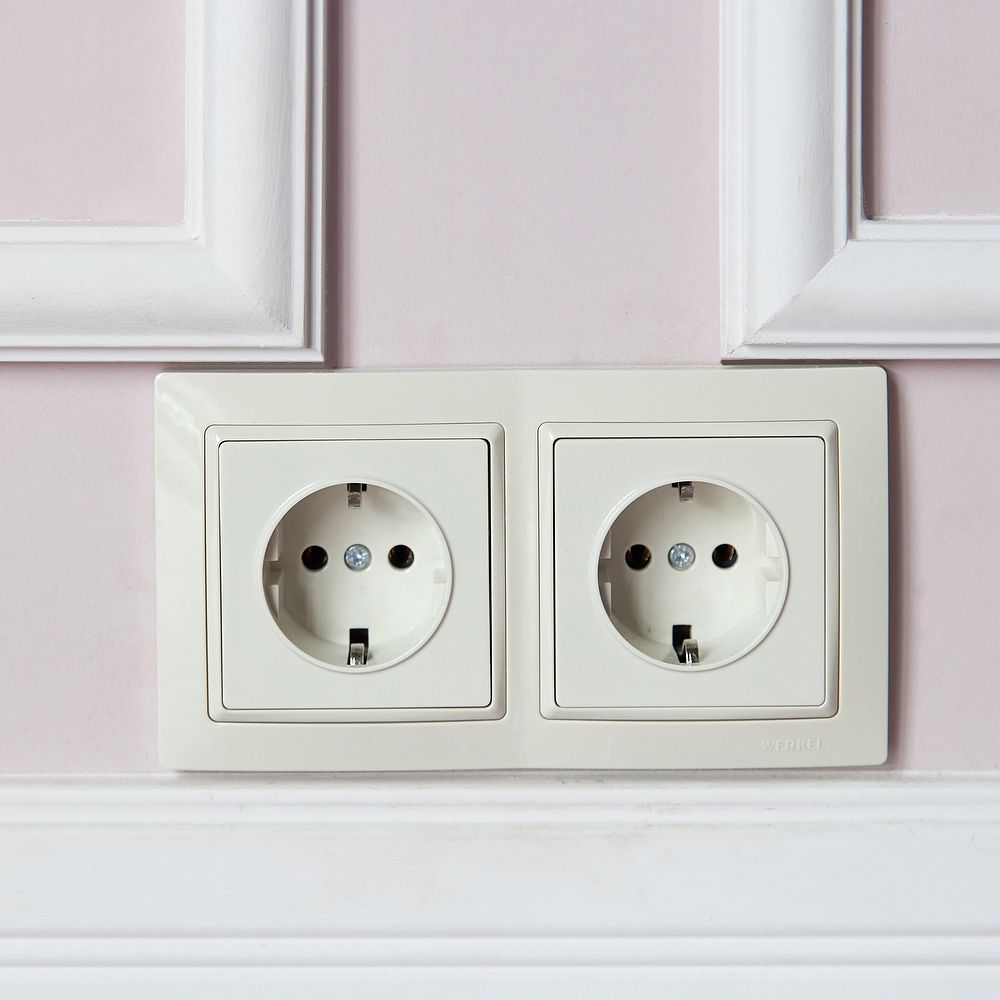Розетка с заземлением и шторками (слоновая кость) a051480, W1171103 (Werkel, 4690389155758) - Amppa.ru